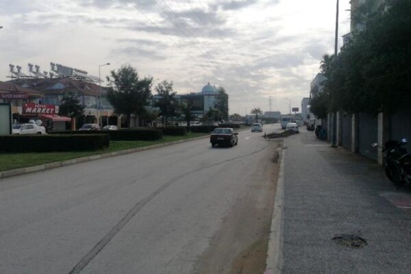 Antalya’da otomobilin kadına çarptığı anlar güvenlik kamerasına yansıdı